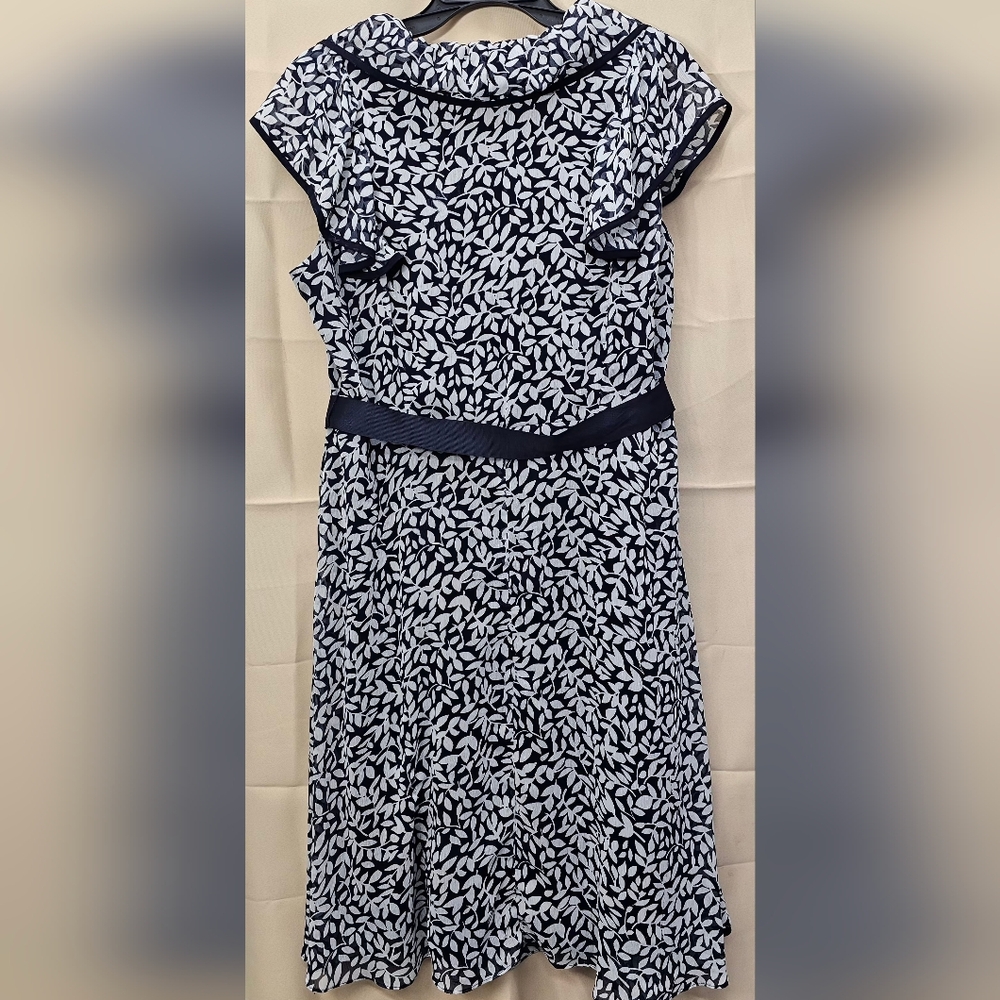 Dressbarn Women's Navy White Leaf Print Faux Wrap Dress Size 14 Boho - Picture 3 of 13